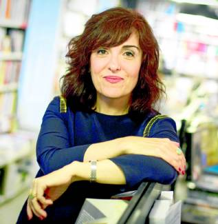 Elvira Lindo en la librería La Central de Callao de Madrid en la presentación de uno de sus libros. Elvira Lindo en la librería La Central de Callao de Madrid en la presentación de uno de sus libros.